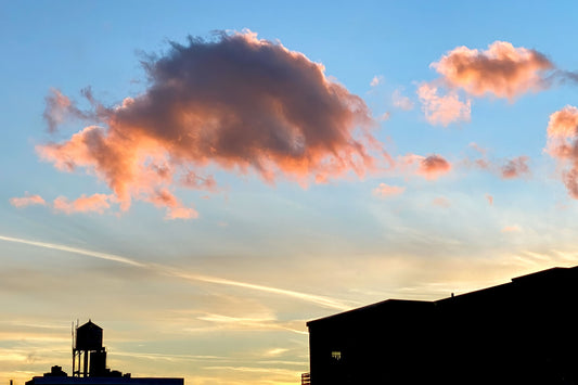 Coucher de soleil de nuages ​​roses sur le château d'eau à New York