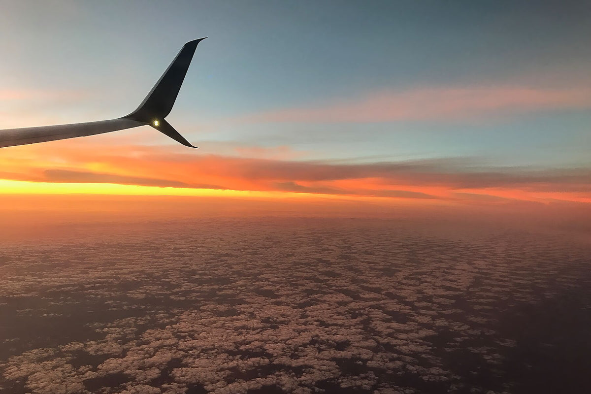 Survoler les nuages ​​au coucher du soleil